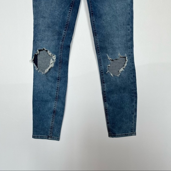 FREE People Distressed Busted Knee Skinny Jeans NWT Size 27 - Picture 5 of 9